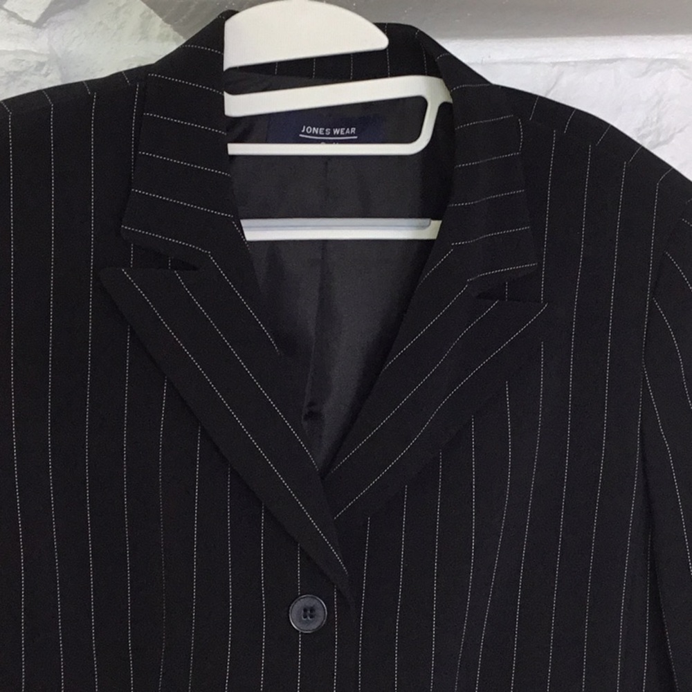 Jones wear Suit Jacket Black & White Lined Buttons